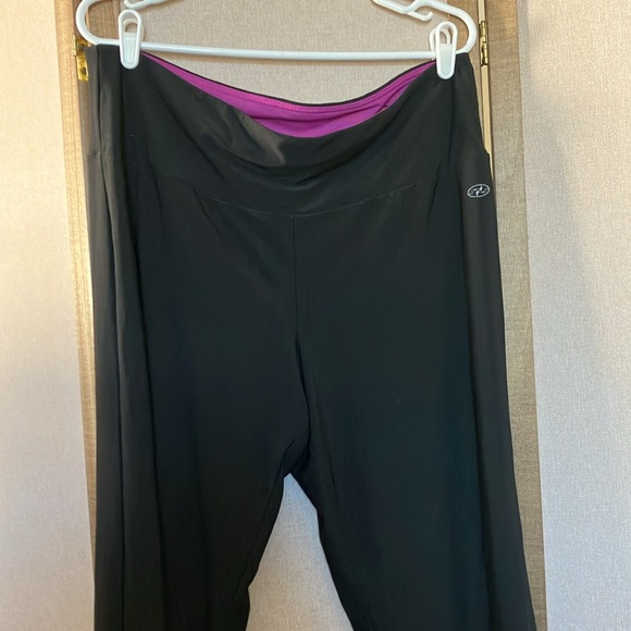 FINAL MARKDOWN NYL Vibrant Pink and Black Sports cropped slacks 2x - Picture 4 of 9